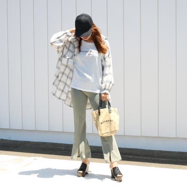 気温差のある季節に重宝するゆるっとシルエットのチェックシャツ♪