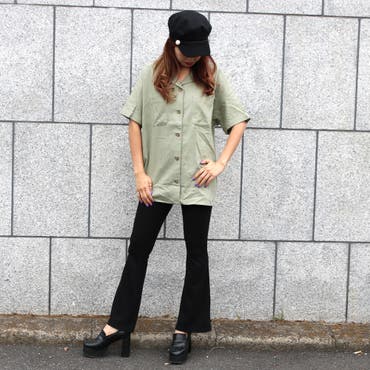 リネン素材が涼し気な雰囲気のシャツは、ゆったりとした程良い着用感でTOPSとしてはもちろん、羽織りとしても使える万能アイテム♪