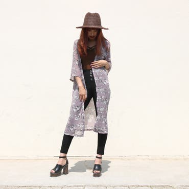 花柄ガウンをさらっと羽織ってフェミニンなスタイリングに♪