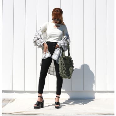 ストレッチの効いているハイウエストスキニーパンツは履き心地もよく、様々なトップスとも好相性♪