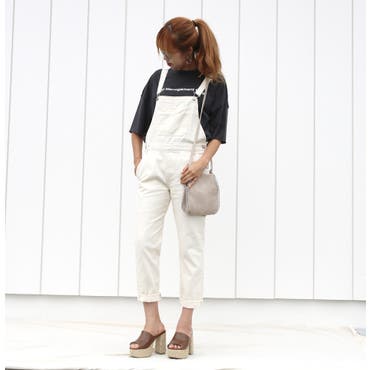 定番のオーバーオールはカジュアルなTシャツと好相性◎
ロールアップさせてこなれ感UP♪