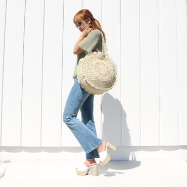 スタイリングに雑材BAGをプラスしてシーズンムード高まるルックスに♪