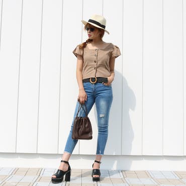 デコルテがキレイに見えるスクエアネックのTOPSが再入荷♪シンプルにデニムパンツを合わせたスタイリング♪