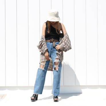 これ1つでストリート女子になれるバケットハットをスタイリングにIN♪チェックシャツをルーズに羽織ってほんのり女っぽさもプラス◎