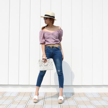パフスリーブデザインがフェミニンな雰囲気のTOPSにデニムスキニーを合わせてレディライクな印象に♪