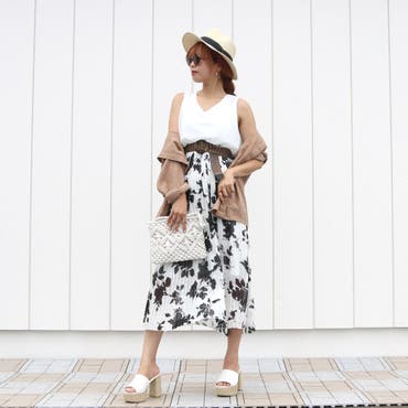 シフォン素材の花柄ワンピースでレディライクなルックスに♪