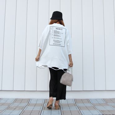 カジュアル派に嬉しいダメージ加工&リラクシーなゆったりシルエットのTシャツで楽チンスタイルが完成♪