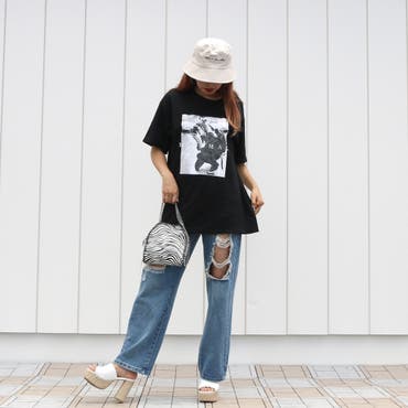 大人気の転写Tシャツにワイドデニムパンツを合わせてハイカジュアルに♪バケハをプラスして今っぽさをプラス♪ゼブラ柄のチェーンBGは近日発売です♪