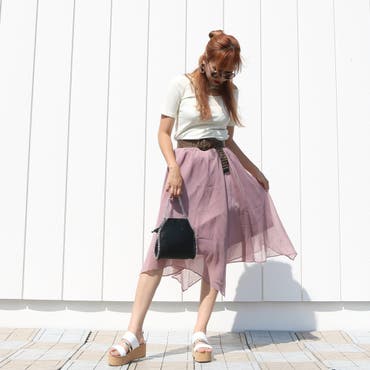 ヘムデザインと透け感でレディに仕上がるスカートは風に揺れる度にふんわりとしたシルエットに♪