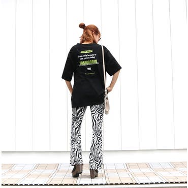 ロゴとカラーがアイキャッチーなTシャツはカジュアル派に嬉しいリラクシーなシルエット♪旬なゼブラ柄フレアパンツを合わせてトレンドライクな仕上がりに♪
