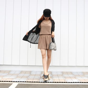 透け感あるシアー素材の羽織りは、さらっと羽織れて◎幅広いスタイリングにマッチしやすいシンプルデザイン♪