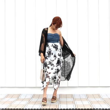 デニム切替デザインがおしゃれなワンピースにレースガウンをさらっと羽織ればレディライクな仕上がりに♪