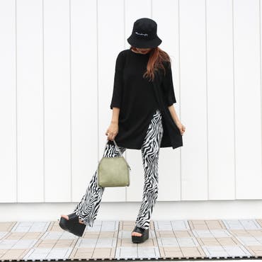 ゼブラ柄のフレアパンツで旬顔コーデ♪