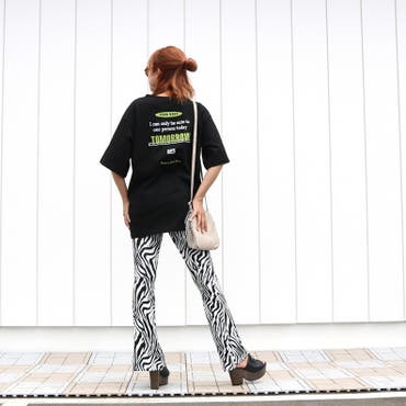 BACKSHOTが映えるアイキャッチーなTシャツに柄ボトムを合わせれば視線釘付け♪