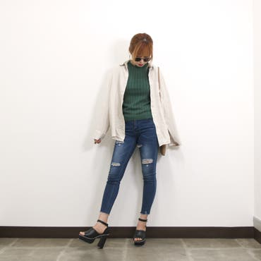 羽織りのインナーでも埋もれずかっちりとしたグリーンにイノセントな抜けをもたらし、より一層おしゃれに磨きのかかる仕上がりに◎