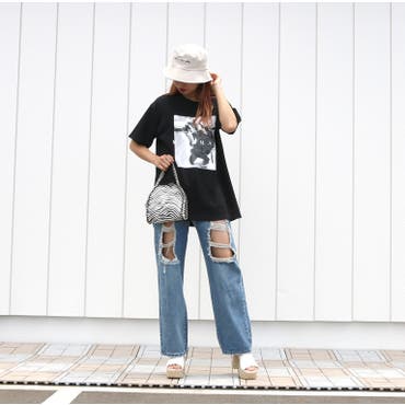 スタイリングのPOINTにゼブラ柄の小物をプラスしてトレンドライクな仕上がりに◎