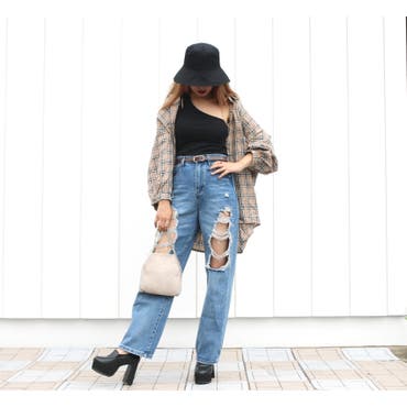 デニムパンツにオーバーサイズの羽織りをプラスして今っぽい雰囲気に♪