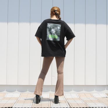バックSHOTが映えるTシャツ♪フレアパンツを合わせて今っぽいルックスに♪