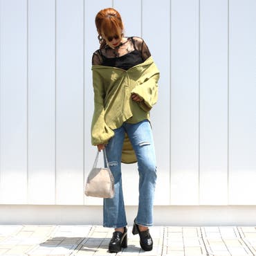 程良い光沢のサテンシャツはオーバーシルエットで抜き襟で着用しても◎