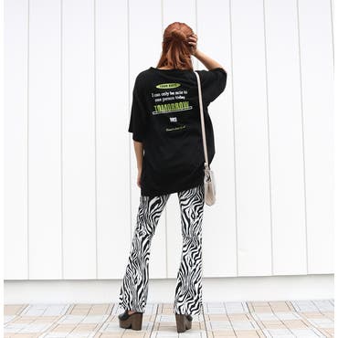 BACKスタイルがオシャレに決まるリラクシーなTシャツに旬のゼブラ柄ボトムを合わせて今っぽなルックスに♪