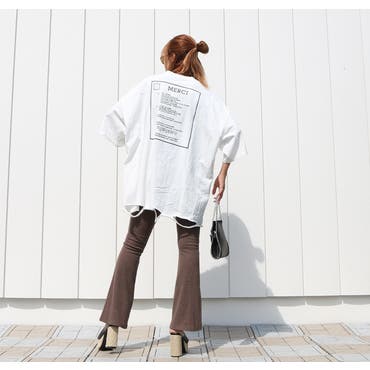 ゆるっとしたシルエットとダメージ加工がPOINTのTシャツにフレアパンツを合わせた楽チンSTYLE◎