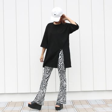 ゼブラ柄のフレアパンツでトレンドライクなスタイルに♪