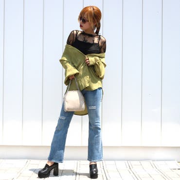 程良い光沢のBIGシルエットシャツにレースハイネックTOPSを合わせて抜き襟で着用すればこなれ感UP♪