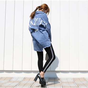 カジュアル派におすすめのロゴデニムシャツにラインレギンスを合わせてスポーティーに♪