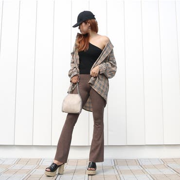 ミックスブラウンカラーのフレアパンツはスタイリングになじみやすく、着回し力抜群◎