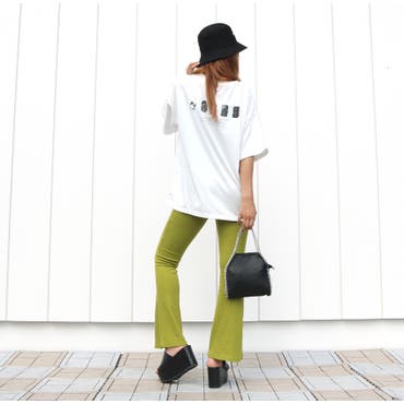 オリーブカラーがキャッチーなフレアパンツ♪
