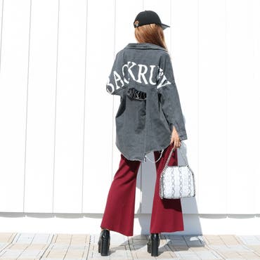 BACKSHOT映えするデニムシャツはリラクシーな
シルエットでゆったりした着用感◎