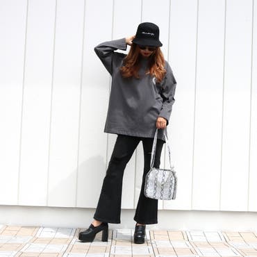 パイオン柄BAGがスタイリングのアクセント♪フレアパンツ×ゆるTOPS×バケハで今っぽスタイルの完成♪