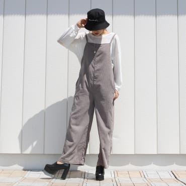 新作のコーデュロイサロペットにバケハをプラスしてカジュアルに仕上げたスタイリング♪