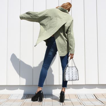 新作のバックスリットシャツ♪