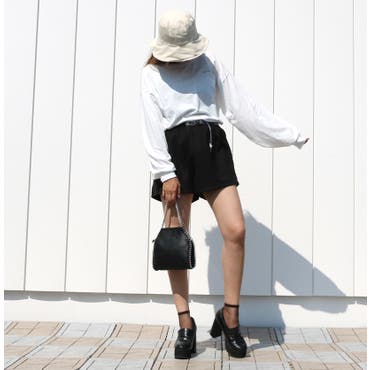 バルーンスリーブが可愛いTOPSはゆるっとしたシルエットで◎