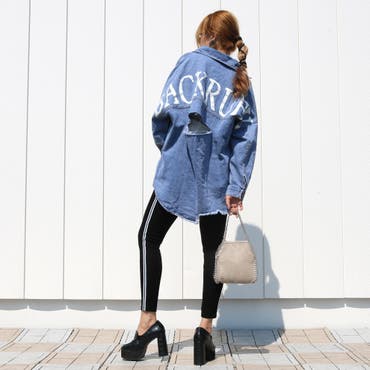 スポーティーなサイドラインのレギンスはストレッチが効いていて穿き心地よし♪