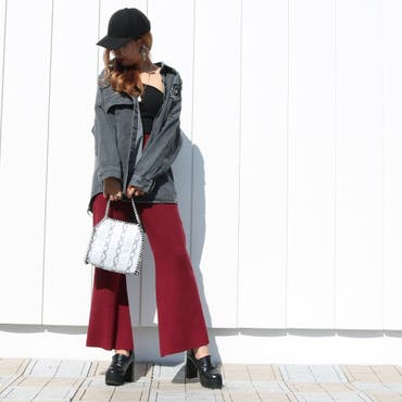 ニットセットアップのボトムは、フレアに広がるシルエットでトレンドライクな仕上がりに♪