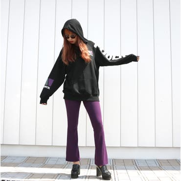 リラクシーなフーディーにパープルカラーのフレアパンツを合わせて、今っぽいルックスに♪