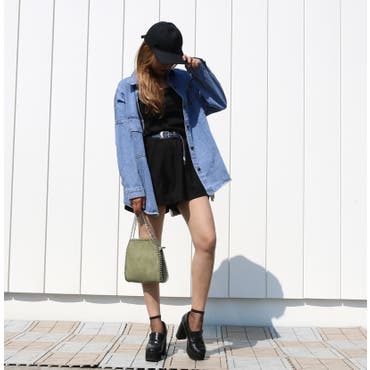 ダメージ加工が可愛いデニムシャツはオーバーサイズでさらっと羽織れて◎