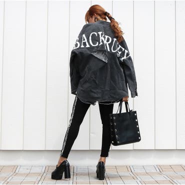 ゼブラ柄のラインがひと際目立つレギンスで今っぽいルックスに♪