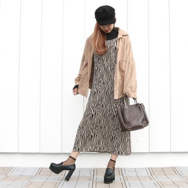 コーデュロイ素材シャツのベージュが再入荷♪店頭で先行発売中のアニマル柄ワンピースを合わせて♪WEBでのアニマル柄ワンピースの販売は11月上旬を予定しています♪