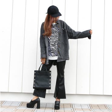 ゼブラ柄プルオーバーでキャッチーな仕上がりに♪新作のレザーフレアパンツをプラスして更に今っぽい雰囲気◎
