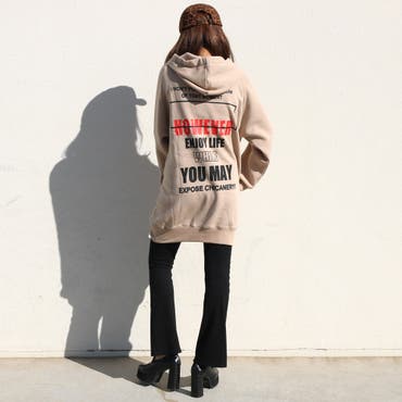 バックロゴデザインがメンズライクなスウェットワンピースにフレアパンツでカジュアルダウンさせてモード要素もプラスしたスタイリング♪