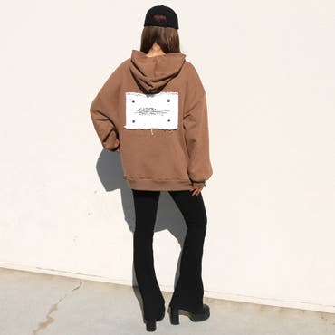 バックロゴがPOINTで、カジュアル派に嬉しいリラクシーなシルエット♪フレアパンツを合わせてモードカジュアルに♪
