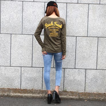 バックロゴがカッコイイ雰囲気のロンティーにダメージデニムを合わせたスタイリングです♪

フロントはVネックデザインでスッキリとした印象に、、、
