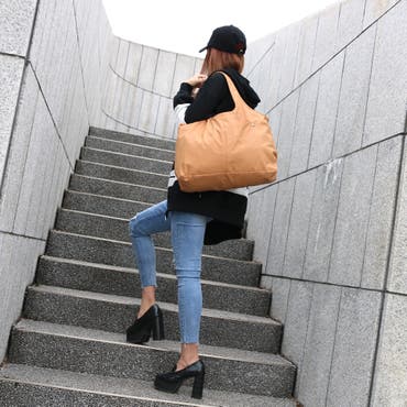 軽量の大きめBAGがメイン♪モノトーンにベージュが映えて◎カジュアルな装いにまとめました♪
