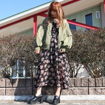 ガーリーな花柄ワンピースにゆるっとしたリラクシーなシルエットのMA1を合わせたスタイリング♪