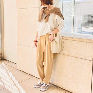 フェミニンなとろみパンツに
スニーカーを合わせて、
ナチュラルなベージュのワントーンコーデに。