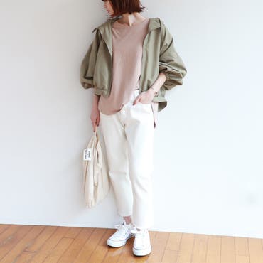 ライトカーキ×ベージュの色合わせで、
より春らしいカジュアルコーデに。
