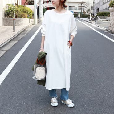 定番デニムとのレイヤードコーデ。

リラックスムードが漂いながらも、
トレンドライクな着こなしに。